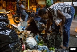 Venezolanos buscan comida entre bolsas de basura en Caracas. (Archivo)