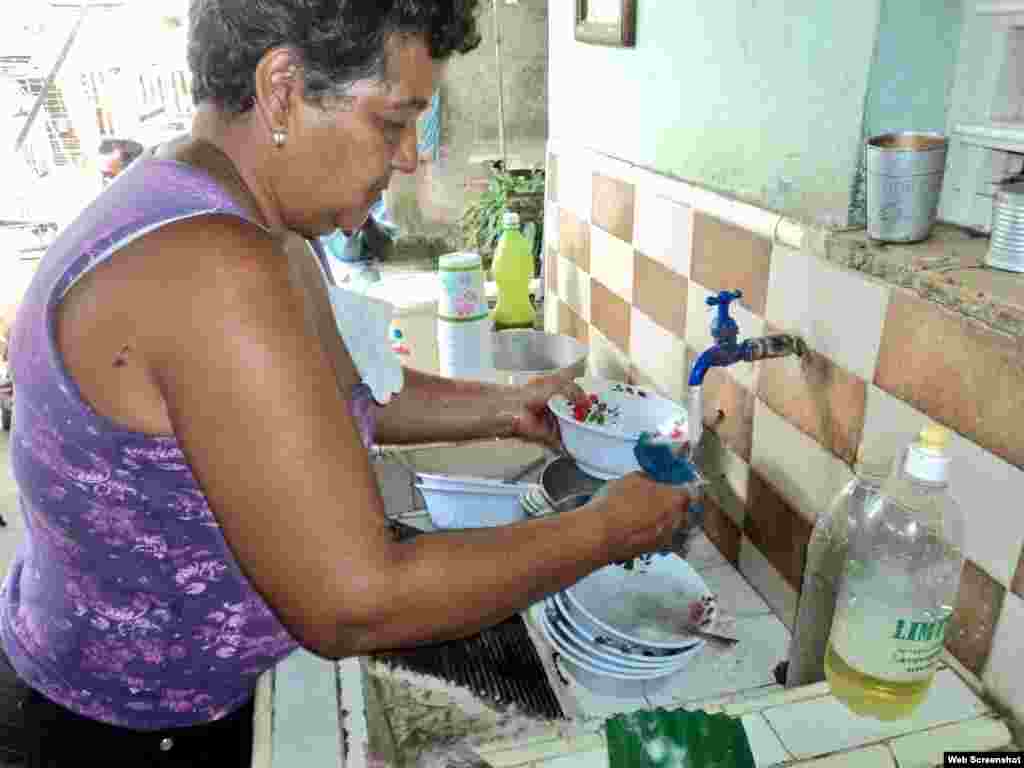 Desamparados en Colón reciben ayuda de exiliados y activistas que se han unido en el proyecto Lanza Flores. La Dama de Blanco Caridad Burunate preparando los alimentos.