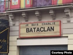 La fachada del teatro Bataclan, donde murieron decenas de parisinos víctimas de Estado Islámico, recordaba el atentado contra el semanario Charlie Hebdo