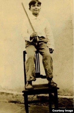 El niño Fulgencio Batista (entonces Rubén Zaldívar) con 8 años (1909) en su natal Banes, Holguín.
