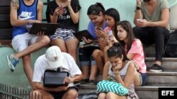 Foto del 4 de febrero de2016, de un grupo de jóvenes que se conectan a internet en una zona WiFi, en La Habana (Cuba). 