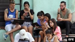 Jóvenes que se conectan a internet en una zona Wi-Fi, en La Habana (4 de febrero, 2016).
