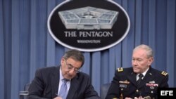 El secretario de Defensa de EE.UU, Leon Panetta (i), y el jefe del Estado Mayor Conjunto, Martin Dempsey (d), firman el documento por el que Estados Unidos levanta la prohibición de que las mujeres sirvan en primera línea de combate, en el Pentágono en Ar