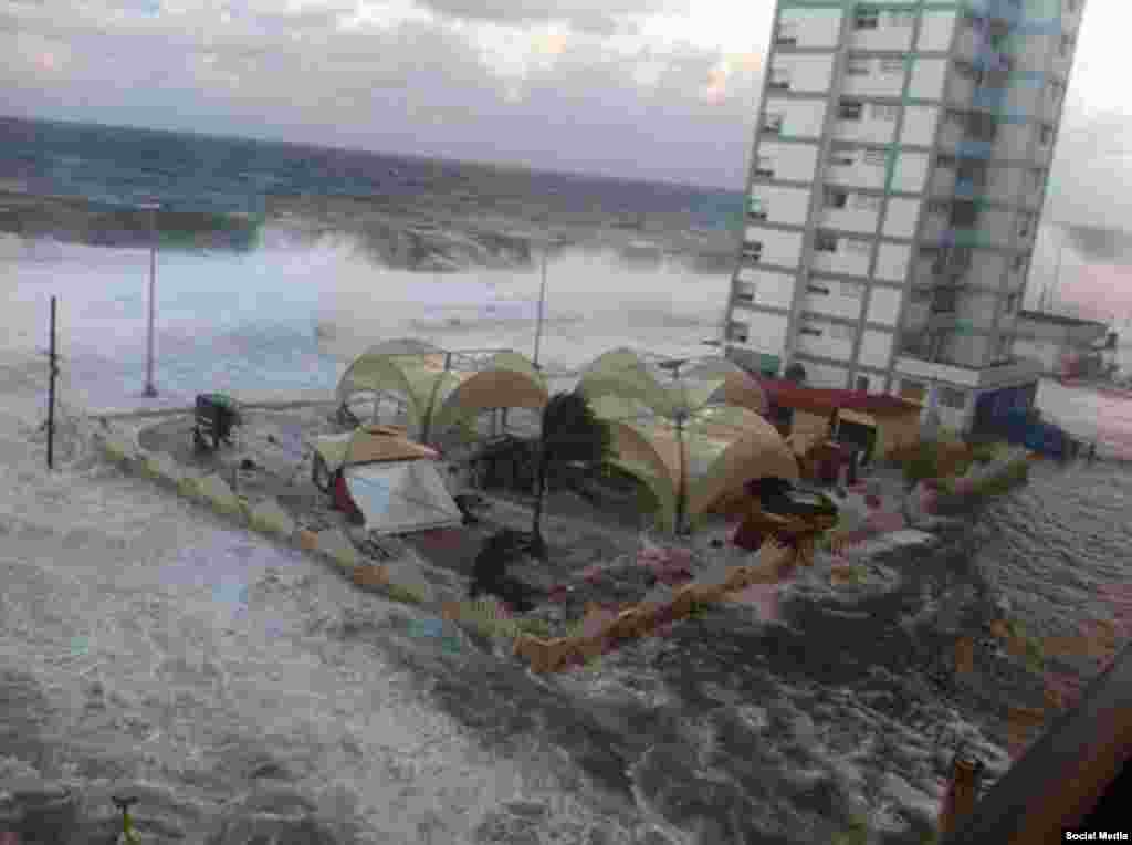 1ra entre B y C: Las zonas costeras de La Habana sufrieron fuertes penetraciones del mar asociadas a una fuerte baja extratropical (Luis M. Cabrera FB)