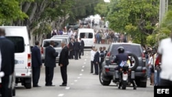 Agentes de seguridad se mantienen fuera de la sede del Vaticano en La Habana tras la llegada del papa Francisco.