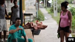 Un carnicero vende cabezas de cerdo en un barrio de La Habana. (Archivo)