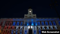Gobierno de la Comunidad de Madrid se viste de bandera cubana en honor al pueblo de Cuba (Foto tomada de Facebook).