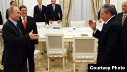 Putin se dirige a saludar a Raúl Castro