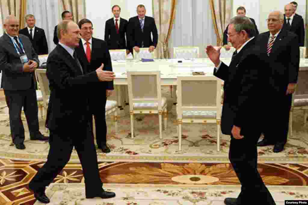 Putin se dirige a saludar a Raúl Castro