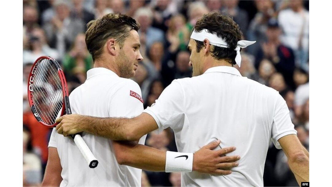 (i-d) Marcus Willis y Roger Federer se abrazan.