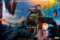 Un niño chino camina junto a un poster de la película Avatar, a la entrada de un cine en Guangzhou, en China. Foto de archivo.