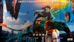 Un niño chino camina junto a un poster de la película Avatar, del director canadiense James Cameron, a la entrada de un cine en Guangzhou, en China. Foto de archivo.
