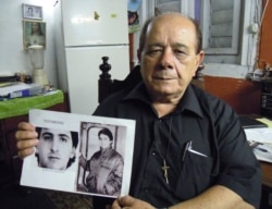 Raúl Borges sostiene fotos de su hijo en enero de 2015. REUTERS/David Adams