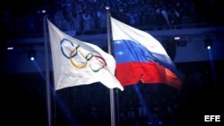 La bandera olímpica y la bandera rusa durante la ceremonia de inauguración de los Juegos Olímpicos de Sochi 2014, en el Estadio Olímpico de Sochi, Rusia, el 07 de febrero de 2014.