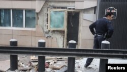 Un policía inspecciona los daños en la embajada de Estados Unidos en Ankara