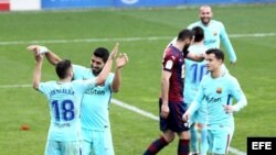Los jugadores del FC Barcelona celebran su segundo gol ante el Eibar, marcado por el lateral Jordi Alba (i).