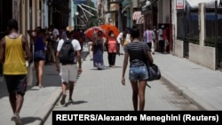 Habaneros transitan por una zona comercial, en la capital cubana. REUTERS/Alexandre Meneghini