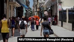 Habaneros transitan por una zona comercial, en la capital cubana. REUTERS/Alexandre Meneghini