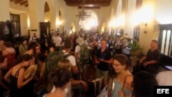 Turistas esperan ser atendidos, luego de ser trasladados desde otros hoteles, en la recepción del Hotel Nacional el 9 de septiembre del 2017, en La Habana. 
