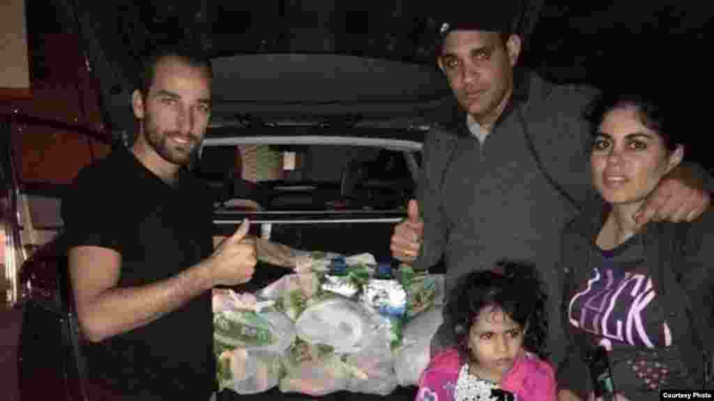 El coordinador de la Alianza, doctor Duniel Camejo (de gris) con su familia, llevan agua y alimentos.