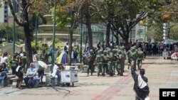 Efectivos de la Guardia Nacional Bolivariana custodian las calles de Chacao y Altamira, en Caracas (Venezuela). 