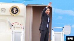 El Presidente Barack Obama se despide antes de partir en Kenia rumbo a Etiopía