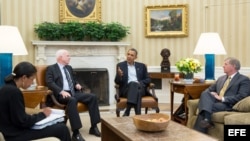  Una imagen cedida por la Oficina de Prensa de la Casa Blanca muestra al presidente de Estados Unidos Barack Obama (2-d), a la asesora de seguridad Susan Rice (i), al senador por Arizona y excandidato presidencial republicano en 2008 John McCain (2-i) y a