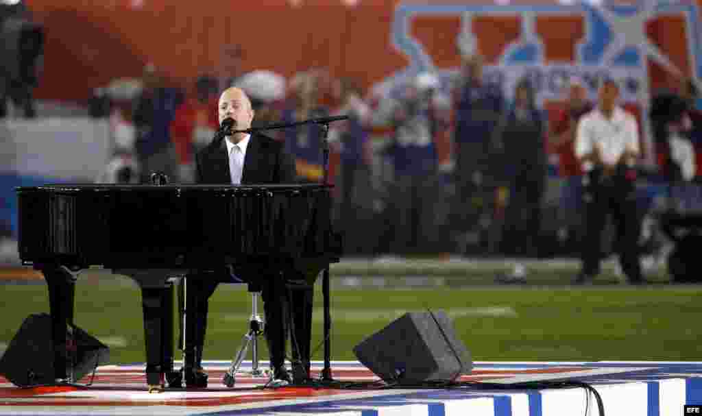 Bill Joel entona el himno nacional estadounidense antes del comienzo del Super Bowl XLI en el Dolphin Stadium de Miami, Florida.