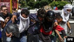 Las fuerzas de seguridad de Venezuela dispersaron hoy nuevamente con chorros de agua y gases lacrimógenos una marcha de la oposición en la capital. Foto Archivo.EFE.