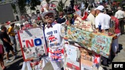 Un hombre con un traje colorido decorado con banderas es visto hoy, jueves 16 de junio de 2016, en el territorio británico de Gibraltar. El primer ministro británico David Cameron anunció que no va a tomar parte en una manifestación anti-Brexit en el terr