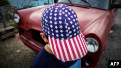 Un niño viste una gorra con la bandera de EEUU en una calle de La Habana. (Yamil Lage/AFP)