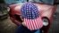 Un niño viste una gorra con la bandera de EEUU en una calle de La Habana. (Yamil Lage/AFP)
