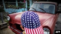 Un niño viste una gorra con la bandera de EEUU en una calle de La Habana. (YAMIL LAGE / AFP)
