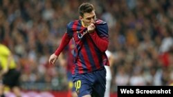 Leo Messi besa su camiseta.