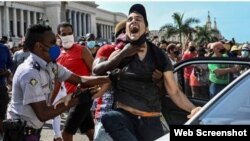 Represión en Cuba durante jornadas de protesta popular (Imagen tomada de Facebook)