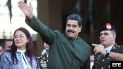 Nicolás Maduro (c), junto a su esposa, la primera dama, Cilia Flores (i) y el ministro de Defensa, Vladimir Padrino López.