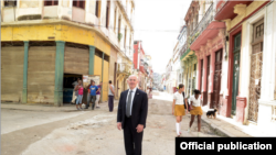 El cubano de más alto rango en el Gobierno de Obama publica fotos de su viaje a la isla