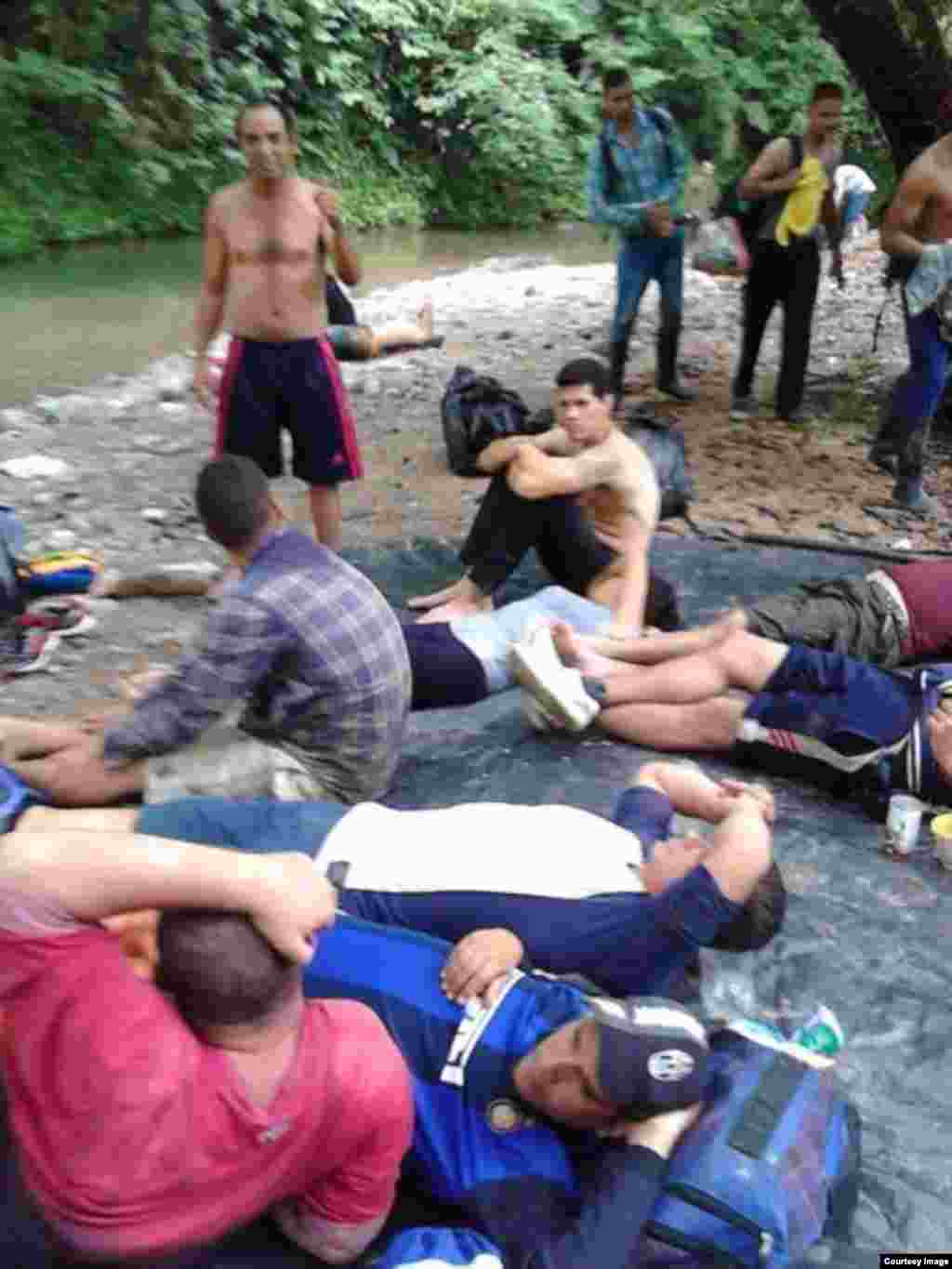 Los migrantes cubanos se arriesgan a los peligros de una travesía por la selva del Darién para evitar la deportación.