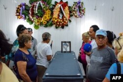 Familiares y amigos de Norma Suárez Niles, una de los 20 miembros de la Iglesia del Nazareno fallecida en el accidente aéreo.