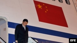 Archivo - Xi Jinping, arriba a La Habana, Cuba el sábado 4 de junio de 2011, en una visita oficial. 