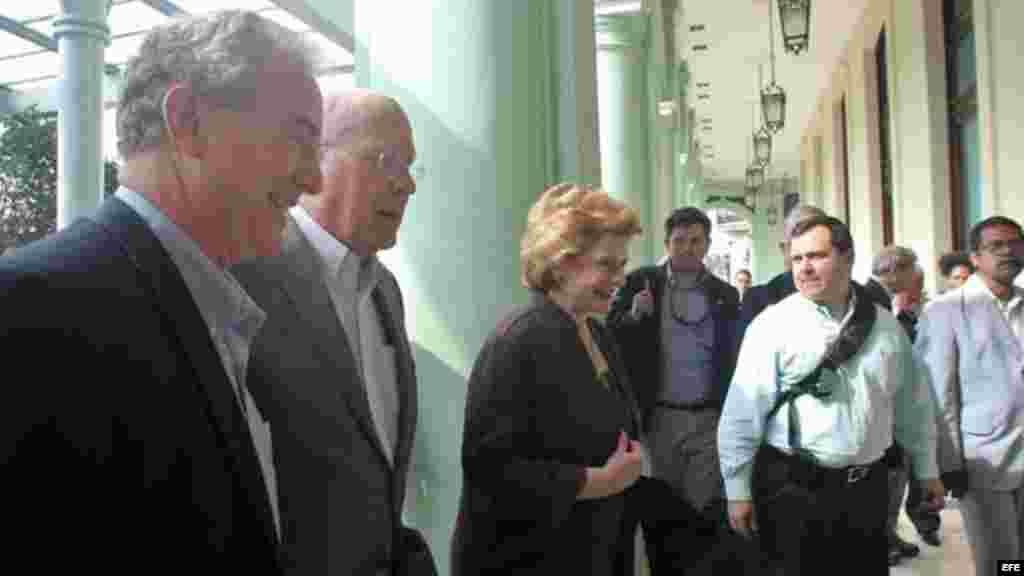 El senador demócrata Patrick Leahy por Vermont, junto a Debbie Stabenow y Chris Van Hollen