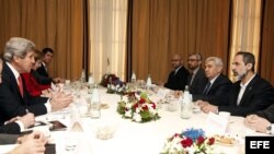 El secretario de Estado estadounidense, John Kerry (izq), asiste a un encuentro con el líder de la Coalición Nacional Siria (CNFROS), Ahmed Muaz al Jatib (der), en Roma, Italia.