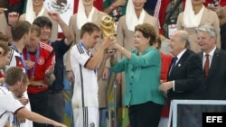 Presidenta de Brasil Dilma Rousseff entrega la Copa al campeón