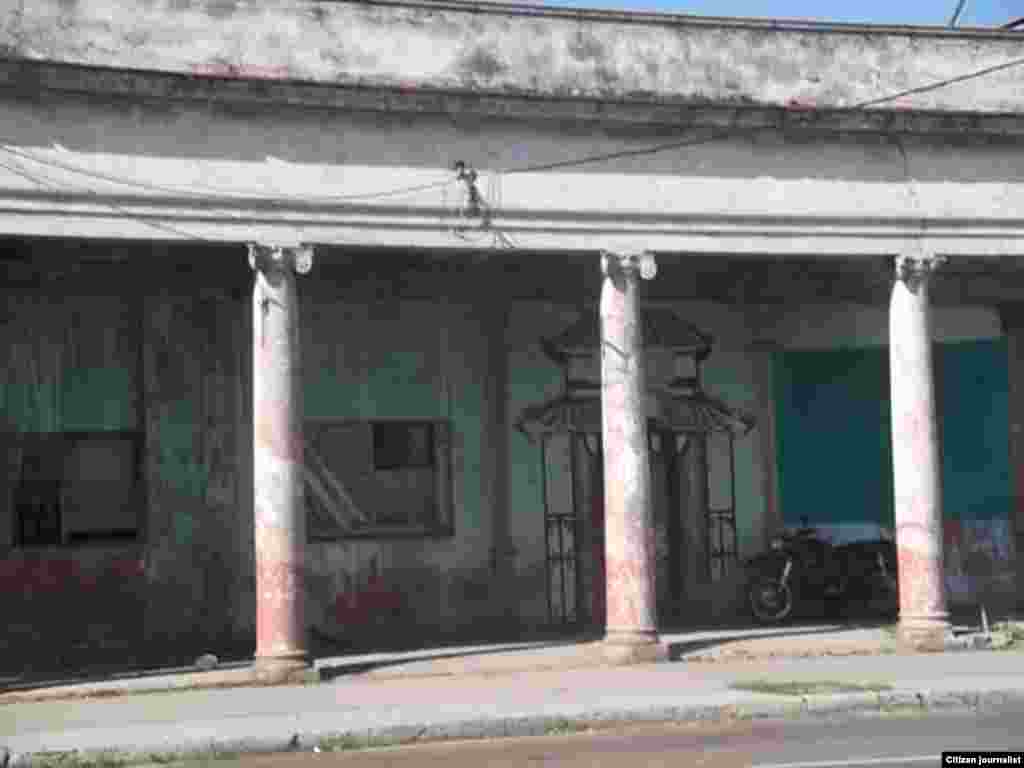 Habana: fachadas y calles vistas por el lente de la Red Cubana de Comunicadores. Inmueble en Calzada de Luyanó, entre Concha y Teresa Blanco, municipio Diez de Octubre, en la capital.