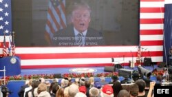 El presidente estadounidense, Donald J. Trump, pronuncia un discurso por videoconferencia durante la ceremonia de inauguración de la embajada estadounidense en Arnona, Jerusalén.