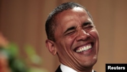 Barack Obama no se resiste a los chistes del comediante Jimmy Kimmel.