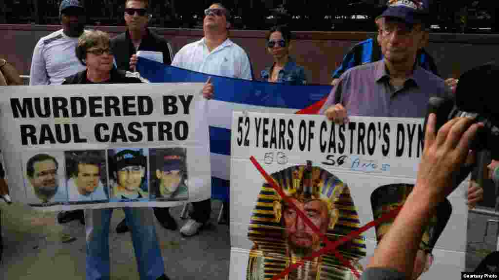 Unos 200 cubanos exiliados protestaron frente al edificio de Naciones Unidas. Foto cortesía de Mario Vallejo.&nbsp;