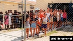 Haitianos y cubanos en el Centro de Detención Carmichael, en Bahamas.