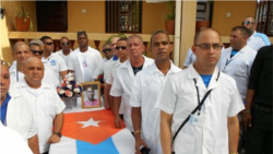 Médicos cubanos que combatieron el ébola no reciben aún los beneficios prometidos