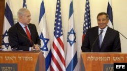 El secretario de Defensa de Estados Unidos, Leon Panetta (der), habla en una rueda de prensa junto al primer ministro israelí, Benyamin Netanyahu (izq). 